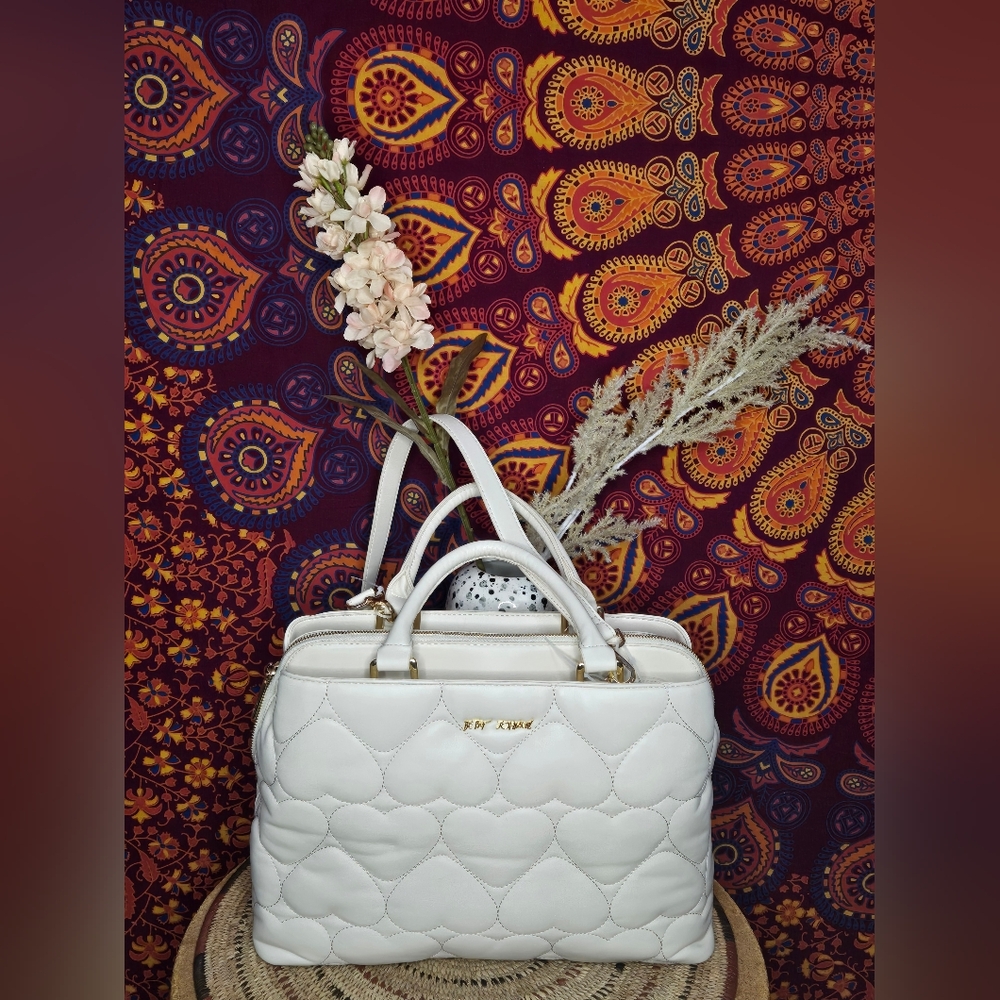 Betsey Johnson White Heart Quilted Handbag - Picture 2 of 15